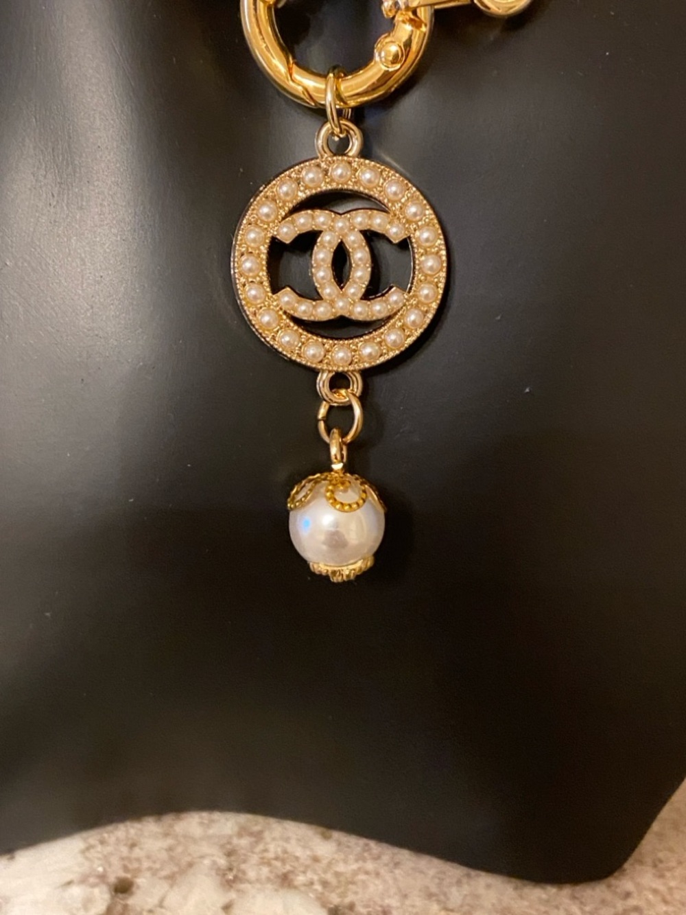 CHANEL Logo Medallion  Pearl Drop Charm And Gold Link Chain Necklace - Picture 3 of 12